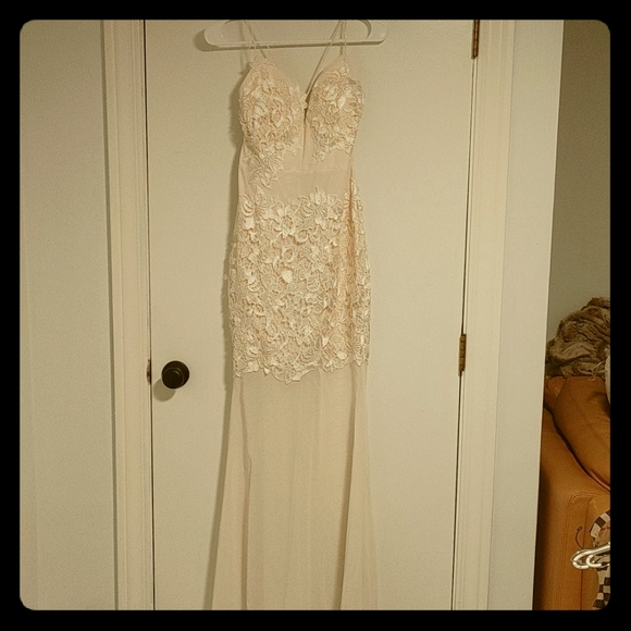 Beautiful ball gown - Picture 2 of 9